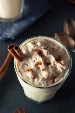 Ev yapımı yumurta likörü dondurma Milkshake
