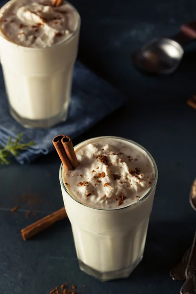 Ev yapımı yumurta likörü dondurma Milkshake — Stok fotoğraf