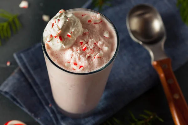 Batido de menta con caña de caramelo — Foto de Stock