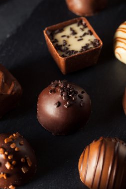 Ev yapımı siyah çikolatalı trüf.