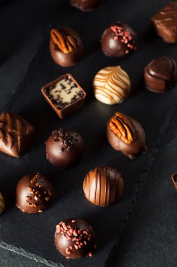 Ev yapımı siyah çikolatalı trüf.