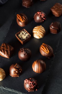 Ev yapımı siyah çikolatalı trüf.