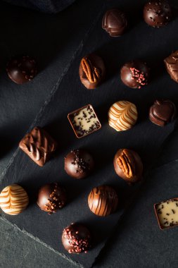 Ev yapımı siyah çikolatalı trüf.