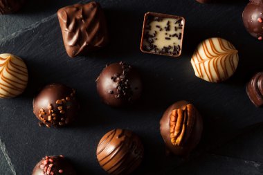 Ev yapımı siyah çikolatalı trüf.