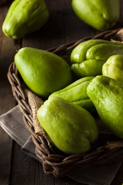 Chayote orgânico verde cru — Fotografia de Stock