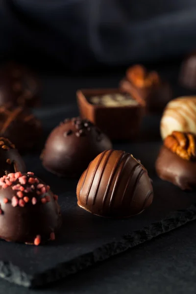 Zelfgemaakte pure chocolade truffels — Stockfoto