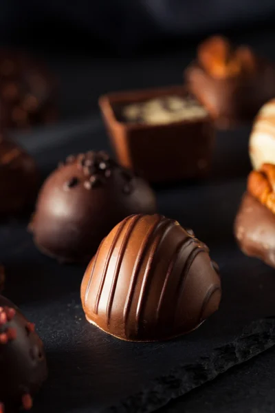 Zelfgemaakte pure chocolade truffels — Stockfoto
