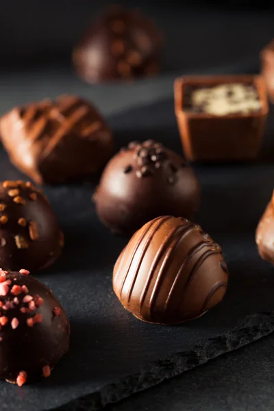 Zelfgemaakte pure chocolade truffels — Stockfoto