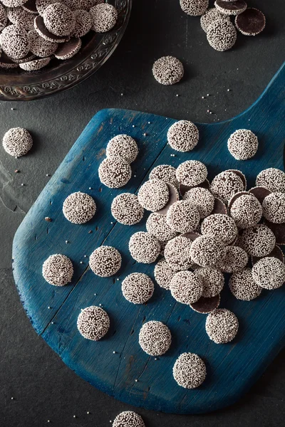 หวานช็อกโกแลตโฮมเมดช็อกโกแลตมืด Nonpareils — ภาพถ่ายสต็อก