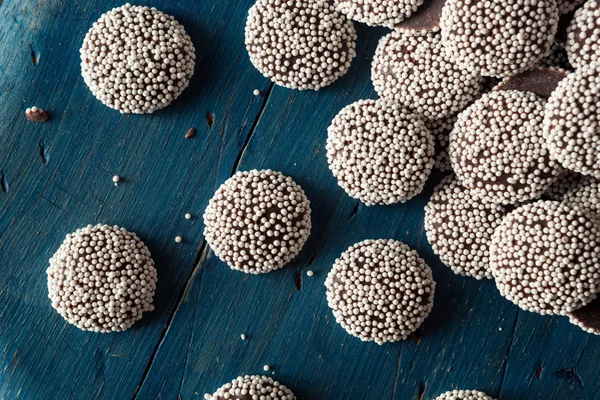 甘い自家製ダーク チョコレート Nonpareils — ストック写真