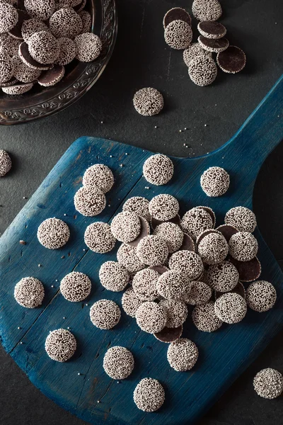 หวานช็อกโกแลตโฮมเมดช็อกโกแลตมืด Nonpareils — ภาพถ่ายสต็อก