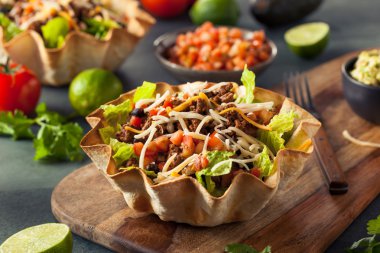 Tortilla kasesinde taco salatası.