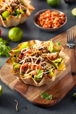 Tortilla kasesinde taco salatası.