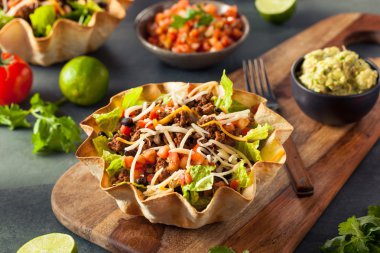 Tortilla kasesinde taco salatası.