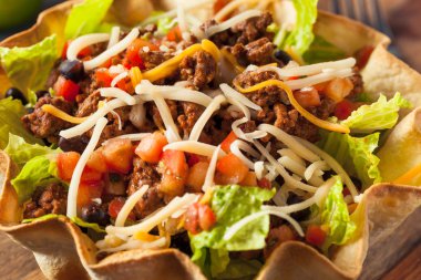 Tortilla kasesinde taco salatası.