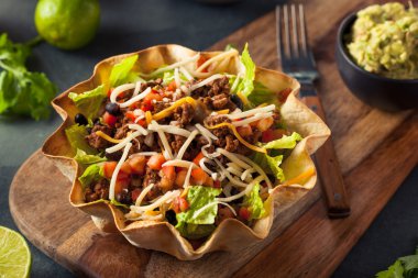 Tortilla kasesinde taco salatası.