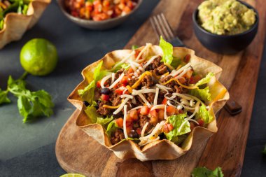 Tortilla kasesinde taco salatası.