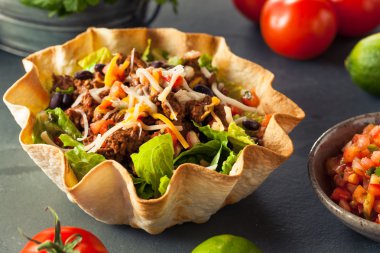 Tortilla kasesinde taco salatası.