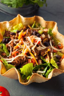 Tortilla kasesinde taco salatası.