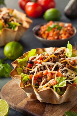 Tortilla kasesinde taco salatası.
