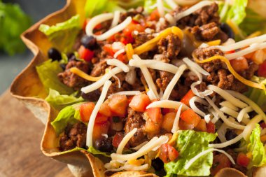 Tortilla kasesinde taco salatası.