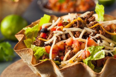 Tortilla kasesinde taco salatası.