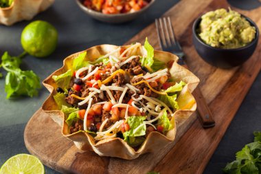 Tortilla kasesinde taco salatası.