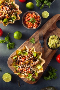 Tortilla kasesinde taco salatası.