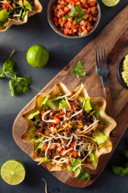 Tortilla kasesinde taco salatası.