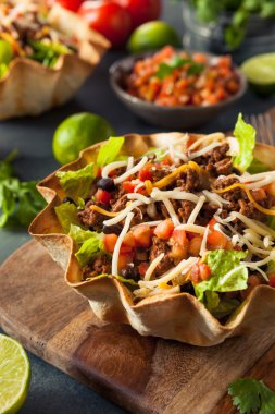 Tortilla kasesinde taco salatası.