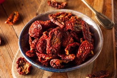 Organik çiğ kurutulmuş domates