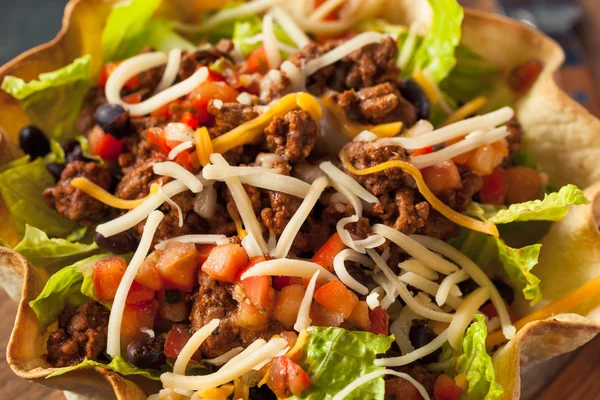 Ensalada de tacos en un tazón de tortilla — Foto de Stock