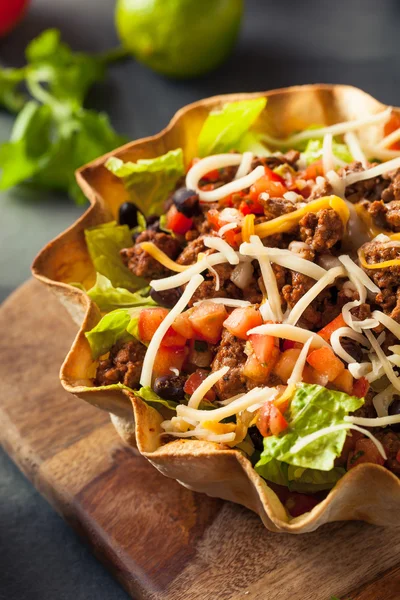 Ensalada de tacos en un tazón de tortilla — Foto de Stock