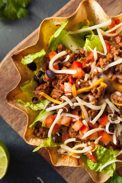 Ensalada de tacos en un tazón de tortilla —  Fotos de Stock