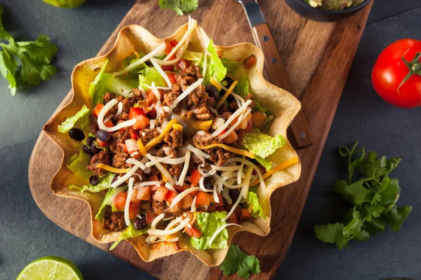 Salade de tacos dans un bol de tortilla — Photo