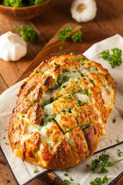 Zelfgemaakte Cheesy Pull Apart brood — Stockfoto