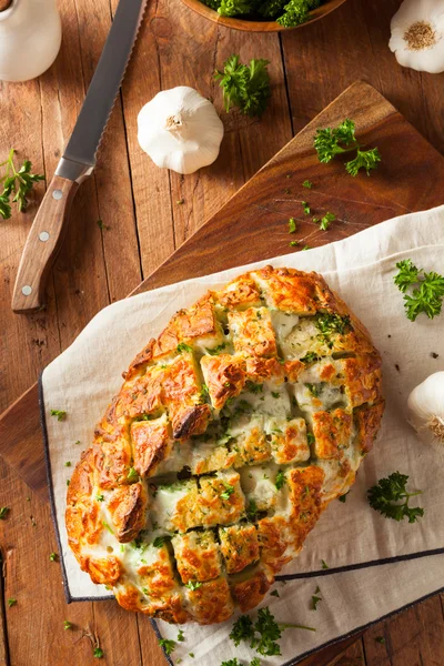 Homemade Cheesy Pull Apart Bread — Stock Image Homemade Cheesy Pull Apart Bread Stock Picture