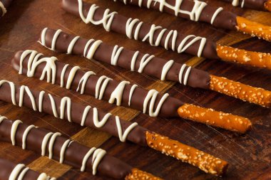 Koyu çikolata kaplı simit