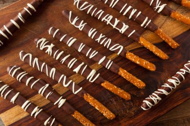 Koyu çikolata kaplı simit