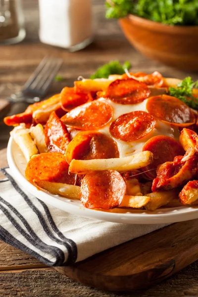 Zelfgemaakte Pepperoni en kaas Pizza Franse frietjes — Stockfoto