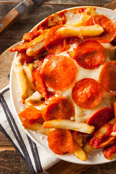 Pepperoni caseiro e queijo PIzza batatas fritas — Fotografia de Stock