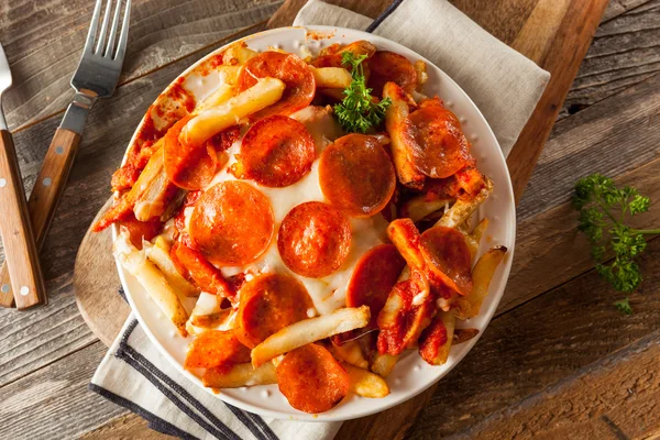 Hausgemachte Peperoni und Käsepizza Pommes frites — Stockfoto