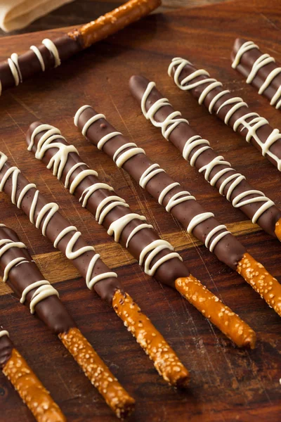 Bretzels recouverts de chocolat noir — Photo