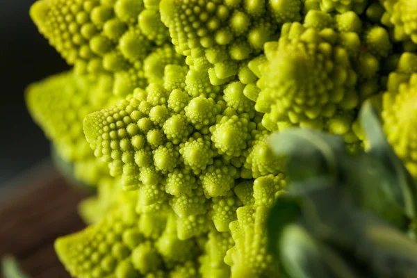 Rohe grüne Bio-Romanesco — Stockfoto