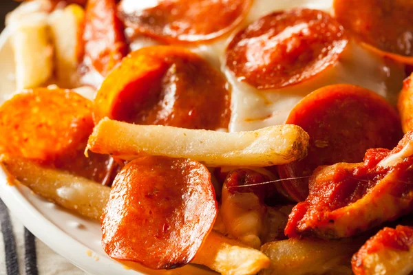 Pepperoni casero y queso PIZZZA Papas fritas — Foto de Stock