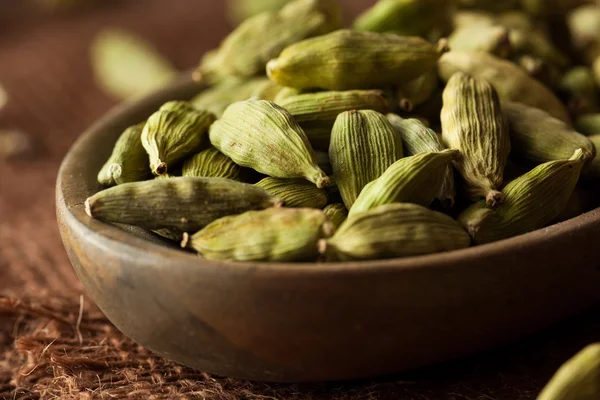 Surové organické Cardamom lusky — Stock fotografie