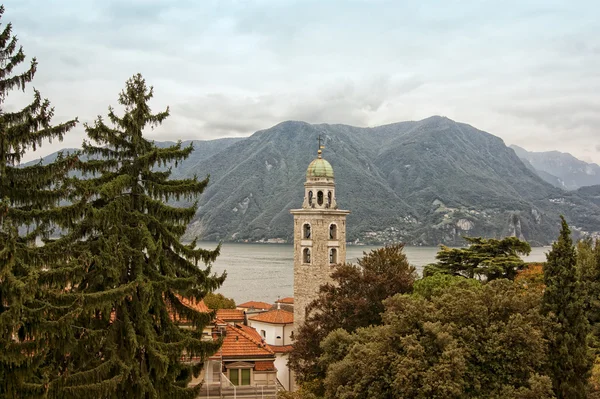 Tour de Belltower en ville suisse . — Photo