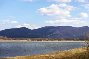 Bahar peyzaj dağlar.