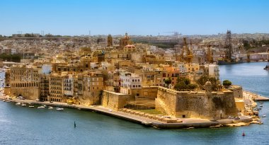 Valletta şehri üzerinde nefes kesen manzarası. Malta.