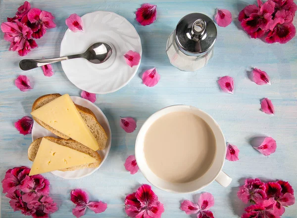 Kahve latte ve peynirli sandviç. — Stok fotoğraf